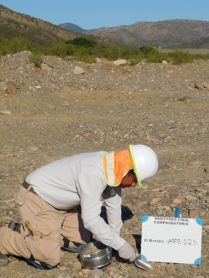 Muestreo de suelo para caracterizacion del daño ambiental